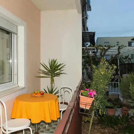 Beautiful In Center Of Apartment *